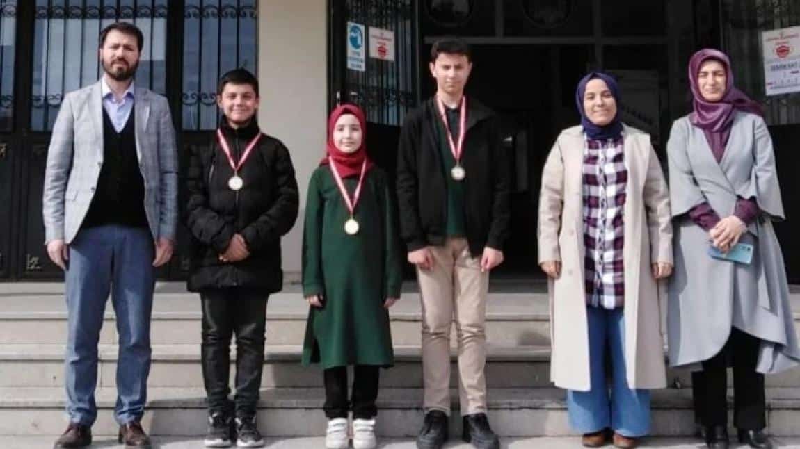 İstiklal Marşı'mızı Güzel Okuma Yarışmasında dereceye girenler ödüllendirildi.
