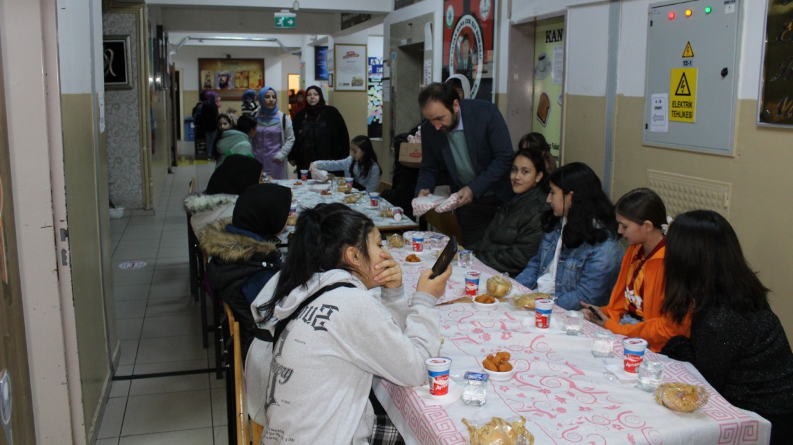Okulumuzda öğrencilerimizle beraber iftar yaptık.